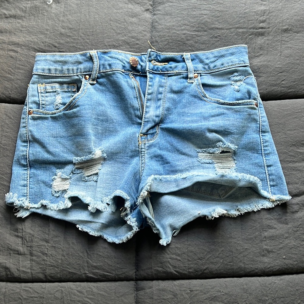 Forever 21 ripped jean shorts women’s (size 25)